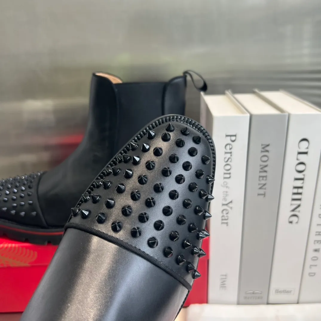 👟👟Ex-factory price 880👟👟 ╔Black cowhide boots with tire soles and front toe nails╗ ·Top version customization·²⁰²²𝐬𝐬 𝑪𝒉𝒓𝒊𝒔𝒕𝒊𝒂𝒏 𝑳𝒐𝒖𝒃𝒐𝒖𝒕𝒊𝒏 ▪️No matter the last shape, fabric, diamonds, nails, lining, outsole, they are as close as possible to ZP... ▪️The original sole is specially provided by the original factory ▪️The lining is imported water-dyed cowhide ▪️Private customization time is about 3-7 days —————— Size: Men's 38M-47M